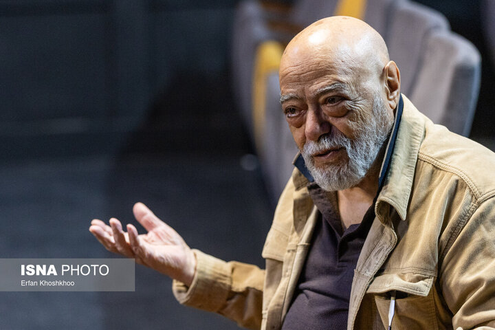 اکبر زنجانپور بازیگر و کارگردان نمایش جزیره نوشته آثول فوگارد
